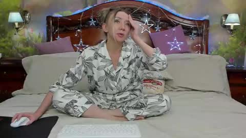 Snapshot of elvaarno chatting on 2, 1, 2025 ElvaArno online show from 2, 1, 2025