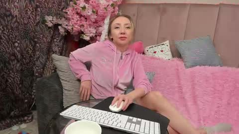 Snapshot of elvaarno chatting on 20, 1, 2025 ElvaArno online show from 20, 1, 2025