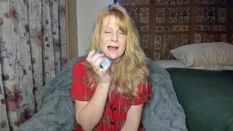 Snapshot of emberpheonixxx chatting on 7, 11, 2025 Ember Pheonixxx online show from 7, 11, 2025