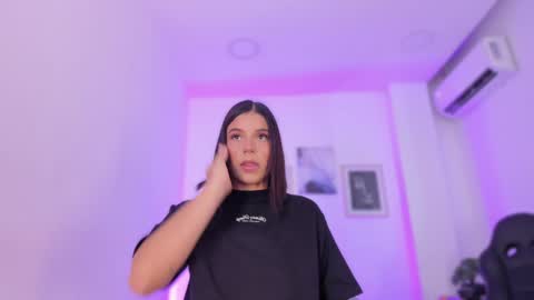 Snapshot of emelie_89 chatting on 3, 2, 2025 emelie_89 online show from 3, 2, 2025
