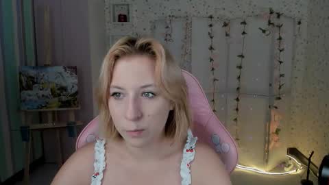 Snapshot of emely_garcias chatting on 3, 10, 2025 emelia online show from 3, 10, 2025