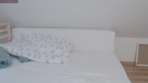 Snapshot of emerald_kittycat chatting on 4, 12, 2025 just me online show from 4, 12, 2025