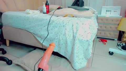 EmillySaenz online show from 2, 12, 2024