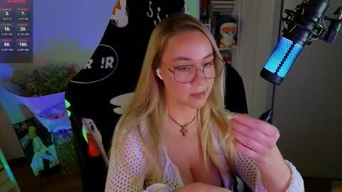 Snapshot of emili1_bc chatting on 9, 10, 2025 Emili online show from 9, 10, 2025