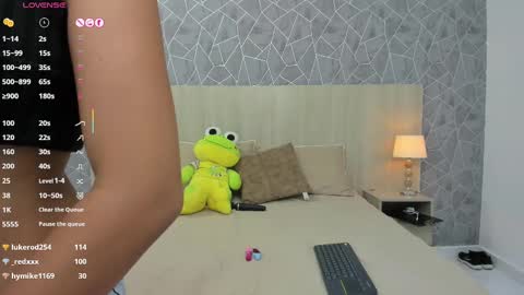 Emili Lenus online show from 5, 3, 2025