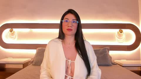 Snapshot of emilie_martinez chatting on 22, 4, 2026 Emilie online show from 22, 4, 2026
