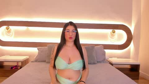 Snapshot of emilie_martinez chatting on 23, 4, 2026 Emilie online show from 23, 4, 2026