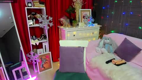 Snapshot of emiliyaqueen chatting on 12, 12, 2024 Emiliya online show from 12, 12, 2024