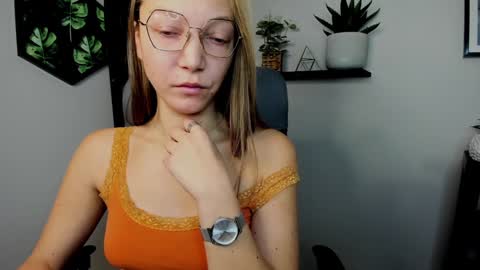 Snapshot of emilly_xkiss chatting on 13, 12, 2024 Emilly online show from 13, 12, 2024