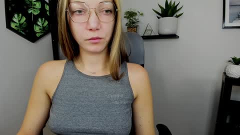 Snapshot of emilly_xkiss chatting on 17, 12, 2024 Emilly online show from 17, 12, 2024