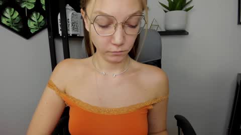 Snapshot of emilly_xkiss chatting on 2, 1, 2025 Emilly online show from 2, 1, 2025