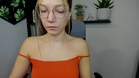 Snapshot of emilly_xkiss chatting on 4, 1, 2025 Emilly online show from 4, 1, 2025