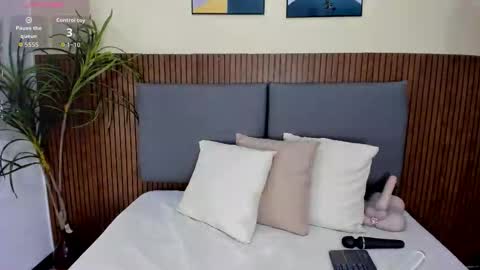 Snapshot of emillyharper_ chatting on 8, 10, 2025 emillyharper_ online show from 8, 10, 2025