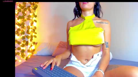 Snapshot of emillyhils1 chatting on 2, 3, 2025 emilly online show from 2, 3, 2025
