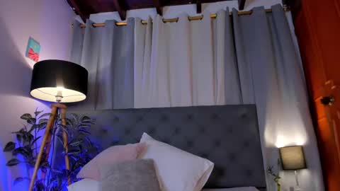 Emilly Kiss online show from 6, 10, 2025