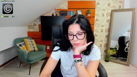 EmillyTaylor online show from 5, 2, 2025