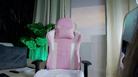 Snapshot of emily_foxx01 chatting on 4, 4, 2026 Emily foxx01 online show from 4, 4, 2026