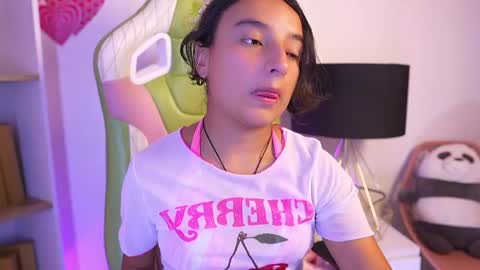 Snapshot of emily_jonexs_ chatting on 23, 5, 2026 mily online show from 23, 5, 2026