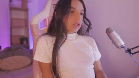 Snapshot of emily_jonexs_ chatting on 10, 6, 2026 mily online show from 10, 6, 2026