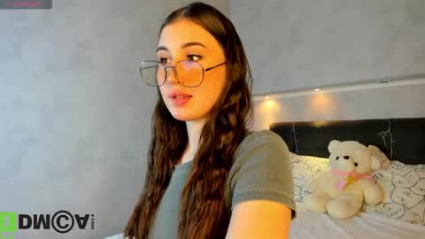 Snapshot of emily_lews chatting on 5, 3, 2026 Emily online show from 5, 3, 2026