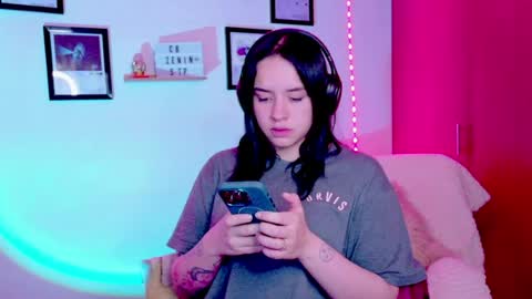 Emily Lindey online show from 21, 6, 2026