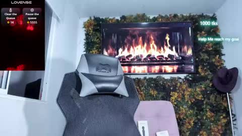 emily_palmeer online show from 13, 5, 2026