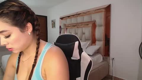 Snapshot of emily_poarch chatting on 4, 3, 2026 emily online show from 4, 3, 2026