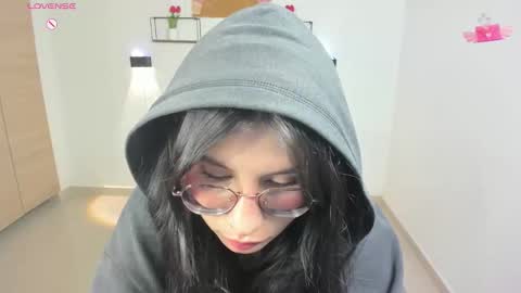 Snapshot of emily_villamil_ chatting on 24, 11, 2025 Emi online show from 24, 11, 2025