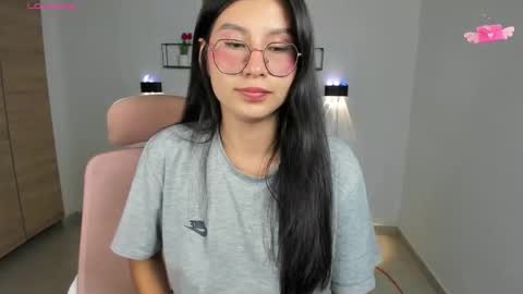 Snapshot of emily_villamil_ chatting on 25, 11, 2025 Emi online show from 25, 11, 2025