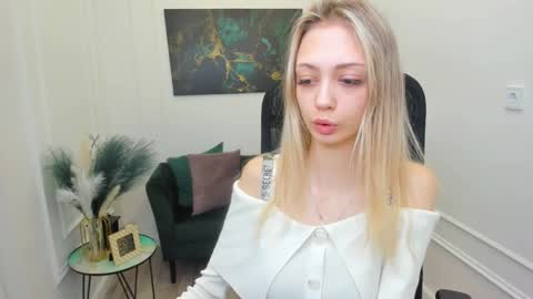 Snapshot of emilygraydis chatting on 4, 4, 2026 Emily online show from 4, 4, 2026