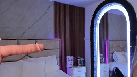 Emily Hendrix online show from 27, 12, 2024