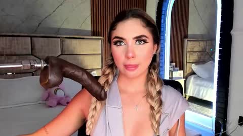 Emily Hendrix online show from 8, 10, 2025