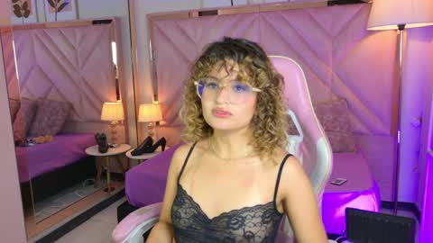 Snapshot of emilyjonesss_ chatting on 6, 4, 2026 Emilyjonnes online show from 6, 4, 2026