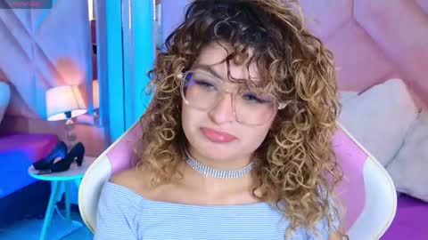 Snapshot of emilyjonesss_ chatting on 5, 5, 2026 Emilyjonnes online show from 5, 5, 2026