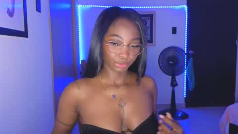 Snapshot of emilykissx chatting on 4, 11, 2025 Emily Kissx online show from 4, 11, 2025