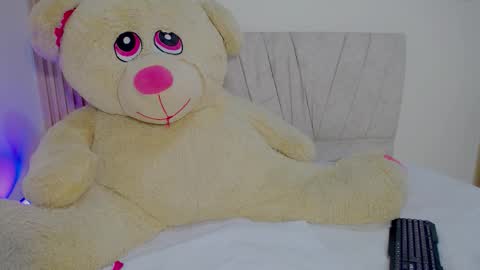 Snapshot of emilylittle___ chatting on 13, 11, 2025 EMI online show from 13, 11, 2025