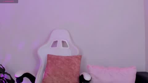 Snapshot of emilyrive chatting on 27, 10, 2025 Emily online show from 27, 10, 2025