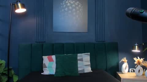 Emily Thyson online show from 18, 9, 2025