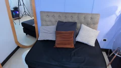 Emily Thyson online show from 13, 10, 2025