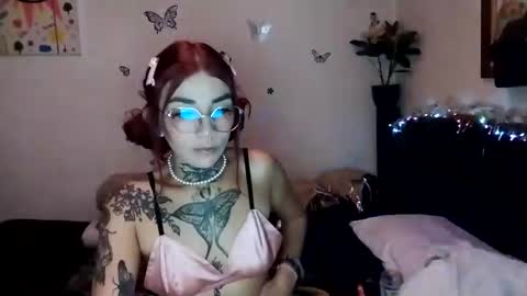 Snapshot of emilywhitee_ chatting on 31, 12, 2024 Valentina independent model online show from 31, 12, 2024