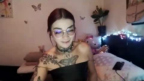Snapshot of emilywhitee_ chatting on 1, 3, 2025 Valentina independent model online show from 1, 3, 2025