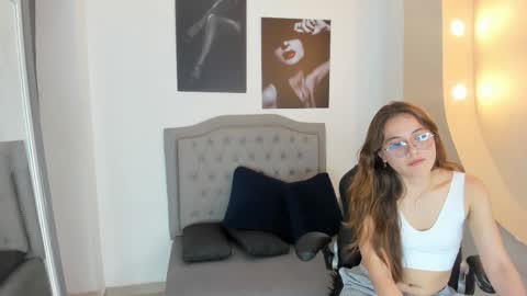 Snapshot of emma_rousz chatting on 11, 10, 2025 emma online show from 11, 10, 2025