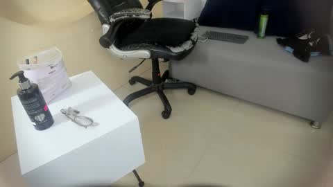 Snapshot of emma_rousz chatting on 28, 10, 2025 emma online show from 28, 10, 2025