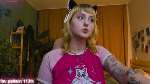 Snapshot of emma_thomps chatting on 4, 5, 2026 Rose online show from 4, 5, 2026