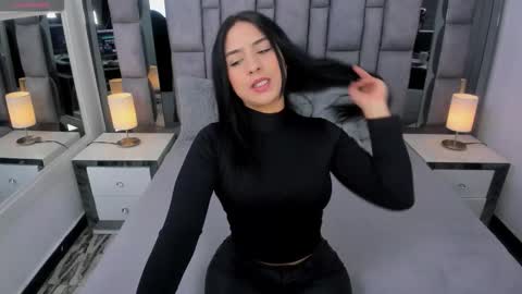 Snapshot of emmahill1 chatting on 5, 10, 2025 EMMA HILL online show from 5, 10, 2025