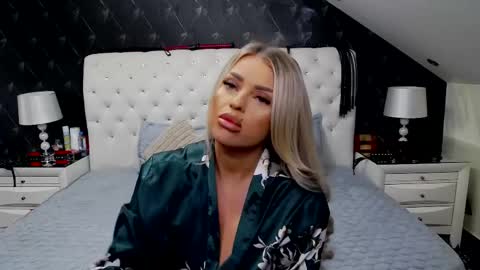 Emma Mavis online show from 4, 5, 2026