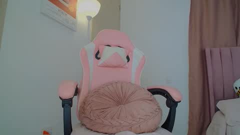 Snapshot of emmily_forever chatting on 13, 10, 2025 emmily online show from 13, 10, 2025