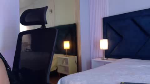 Snapshot of emy_leon chatting on 13, 9, 2025 Emy online show from 13, 9, 2025