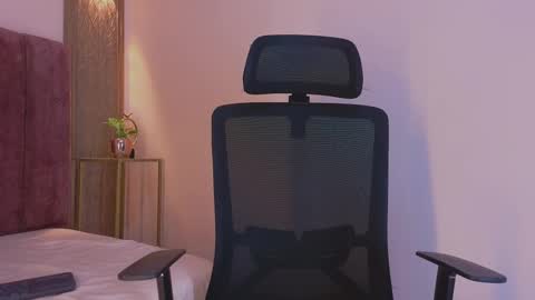 Snapshot of emy_leon chatting on 10, 11, 2025 Emy online show from 10, 11, 2025