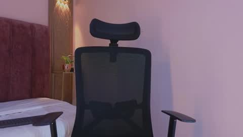 Snapshot of emy_leon chatting on 16, 11, 2025 Emy online show from 16, 11, 2025